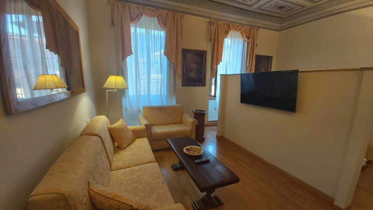 Tornabuoni La Petite Suite Флоренция Стая снимка