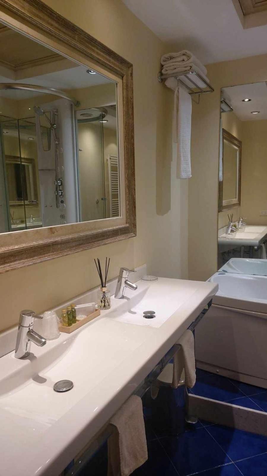 Tornabuoni La Petite Suite Флоренция Стая снимка