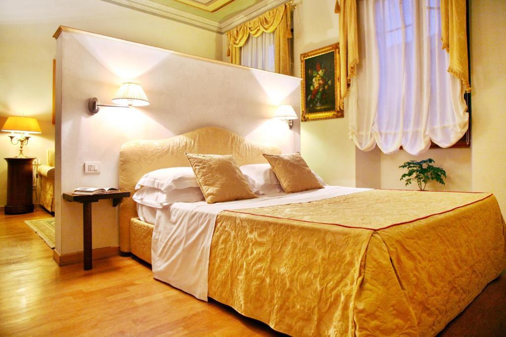 Tornabuoni La Petite Suite Флоренция Стая снимка